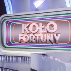 Logo "Koło Fortuny" na tle studia telewizyjnego z neonowym obramowaniem.