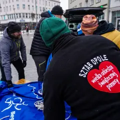 Wolontariusze WOŚP przygotowują się do akcji. Na czarnej bluzie widnieje napis "SZTAB OPOLE wielka orkiestra świątecznej pomocy", co może być powodem, dlaczego fani domagają się powrotu starego formatu i orkiestry na żywo.