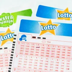 Dwa kupony gry Lotto z zaznaczonymi liczbami i napisem "Ekstra Pensja".