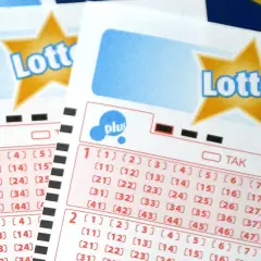 Zdrapki Lotto i pytania o to, dlaczego zwycięzcy wielkich kwot w zdrapkach boją się publikować zdjęcia.