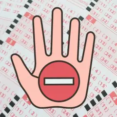 Dłoń z symbolem zakazu na tle kuponów lotto. Czy pracownicy Totalizatora Sportowego mają zakaz grania w Eurojackpot?