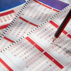 Ktoś zaznacza liczby na kuponach lotto ołówkiem. Czy pracownicy kolektur mogą legalnie drapać losy w godzinach pracy?