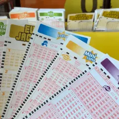 Kaskada gra online? Na stole leżą kupony lotto: Ekstra Pensja, Euro Jackpot, Mini Lotto, Multi Multi.