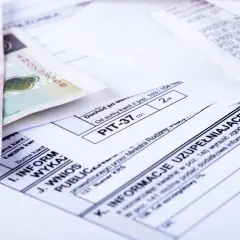 Pieniądze i formularz PIT-37. Czy wygrana w loterii spłaty kredytu jest traktowana jako przychód podlegający opodatkowaniu?