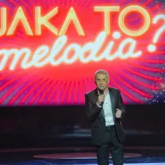 Robert Janowski z mikrofonem na scenie "Jaka to melodia?". Zastanawiamy się, dlaczego w Jaka to melodia nie ma już odcinków specjalnych z politykami.