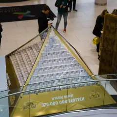 Piramida z banknotów symbolizuje potencjalną eurojackpot wygraną w Polsce. 375 milionów złotych czeka!