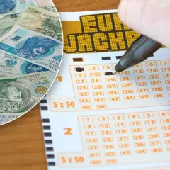 Kupon Eurojackpot i polskie banknoty.