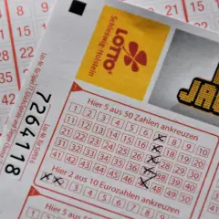 Zbliżenie na kupon Eurojackpot z zaznaczonymi liczbami i logo Lotto.