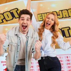 Szczęśliwa para świętuje wygraną w Eurojackpot. Zastanawiasz się, ile czasu na odebranie wygranej w Eurojackpot?