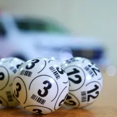 Kule do gry z numerami 3, 8 i 12. Zastanawiasz się, ile wynosi okres reklamacyjny w zdrapkach?