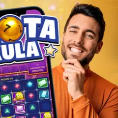 Uśmiechnięty mężczyzna z telefonem w ręku, na którym gra "Złota Kula". Czy kule do losowania lotto mają różną wagę lub ukryte magnesy?