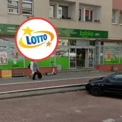 Logo Lotto nad wejściem do Żabki. Zastanawiasz się, dlaczego po zdrapaniu głównej nagrody reszta nakładu nadal jest w sprzedaży?