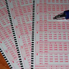 Kupony lotto z zaznaczonymi liczbami i długopisem. Zastanawiasz się, ile czasu na wyplate lotto?