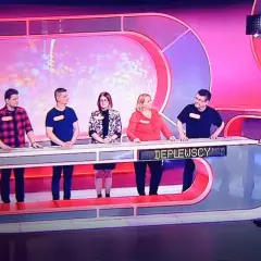 Uczestnicy teleturnieju, w tym rodzina pracowników TVP, czekają na rozpoczęcie gry.