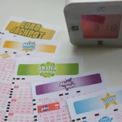 Kupony lotto, zegar cyfrowy pokazujący 3:18.