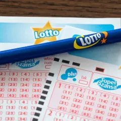 Ołówek na kuponach Lotto, gotowy do zaznaczenia najczęściej padających szóstek w lotto.