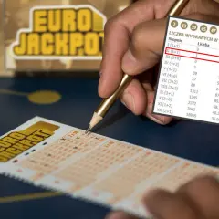 Ręka z ołówkiem nad kuponem Eurojackpot. Czy można grać w Eurojackpot za granicą? Wyniki pokazują wygrane w Polsce.
