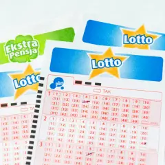 Kupony Lotto i Ekstra Pensja z zaznaczonymi polami do gry.