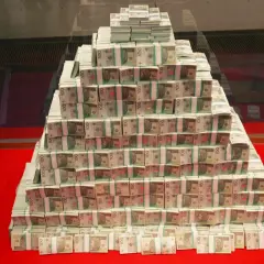 Góra pieniędzy z banknotów 100 zł. Czy to właśnie tyle dostał zwycięzca rekordowych 213 milionów z powiatu krotoszyńskiego?