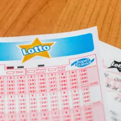 Kupony Lotto z polami do zaznaczenia liczb i napisem "Super Szansa". Marzenie o lotto wysokie wygrane jest blisko!