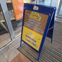 Niebieska tablica Lotto z informacją o kumulacji w Eurojackpot: 220 000 000 zł i 2 000 000 zł.