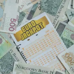 Kupon Eurojackpot na tle polskich banknotów. Czy fani podejrzewają, że losowania są nagrywane wcześniej?