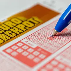 Długopis zaznacza liczbę na kuponie Eurojackpot. Zastanawiasz się, czy wygraną w Eurojackpot można odebrać w innym kraju?