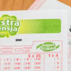 Kupon lotto z napisem "Ekstra Pensja" i polami do zaznaczenia własnych numerów. Szansa na wygraną!