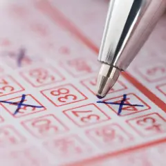 Długopis zaznacza liczby na kuponie Eurojackpot. Czy można podzielić się wygraną w eurojackpot z rodziną bez płacenia darowizny?