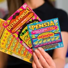 Kobieta trzyma zdrapki lotto: "Mega Pensja", "Ekstra Pensja" i "Pensja". Sprawdź zasady gry, by wygrać ekstra pensję!