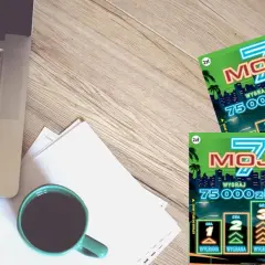 Laptop, kawa i zdrapki Lotto "Moje 7" z szansą na wygraną 75000 zł. Czy to klucz do tego, jak wygrać w zdrapki?