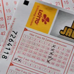 Kupon Eurojackpot z zaznaczonymi liczbami. Zastanawiasz się, ile jest do wygrania w Eurojackpot?