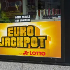 Czy lottomilioner z Eurojackpot może stracić anonimowość przez błąd kolektora? Reklama Eurojackpot na witrynie sklepowej.