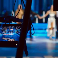 Widok zza kamery na scenę "Dancing with the Stars". Może to wyjaśniać, dlaczego niektóre piosenki powtarzają się w każdym odcinku turnieju.