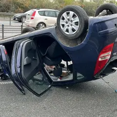 Wypadek drogowy. Auto leży na dachu, drzwi otwarte. Może to wyjaśnia, dlaczego w Polsce nie ma zdrapek z nagrodami rzeczowymi jak samochody.