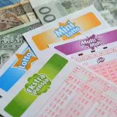 Kupony Lotto, Mini Lotto, Multi Multi i Ekstra Pensja leżą na stosie polskich banknotów. Co robi totalizator sportowy, gdy nikt nie zgłasza się po wielką wygraną? Czeka.