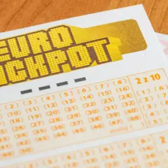 Zbliżenie na kupon Eurojackpot z widocznymi polami do wyboru liczb.