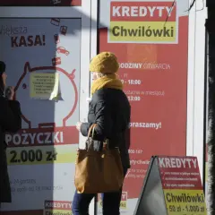 Kobiety przed placówką chwilówek. Reklamy kuszą "szybką gotówką", choć w tle czają się największe skandale z ustawianiem losowań w firmach oferujących chwilówki.