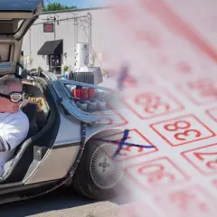 Człowiek w kombinezonie w DeLorean, badający najdziwniejsze teorie spiskowe o tym, dlaczego kumulacje rosną w weekendy, zaznaczając liczby na kuponie lotto.