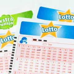 Kupony lotto z zaznaczonymi liczbami i logo "Lotto" oraz "Ekstra Pensja".