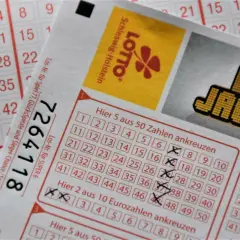 Kupon Eurojackpot z zaznaczonymi liczbami. Zastanawiasz się, dlaczego w euroliczbach od 1 do 12 najczęściej wypadają te same pary?