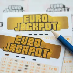 Kupony Eurojackpot i ołówek.