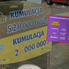Porównanie Eurojackpot i Lotto. Szansa na wygraną w Eurojackpot to 1:139 838 160.