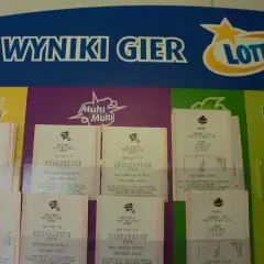Wyniki gier Lotto, Mini Lotto i Multi Multi. Na ekranie widać kupony z liczbami i datami, a także logo Lotto.