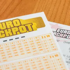 Kupony Eurojackpot na drewnianym stole. Czy można ubezpieczyć się od utraty zwycięskiego kuponu Eurojackpot?