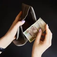 Puste kieszenie i jeden banknot 10 zł. Może to wyjaśnia, dlaczego gwiazdy show-biznesu przestały reklamować szybkie pożyczki z loteriami.
