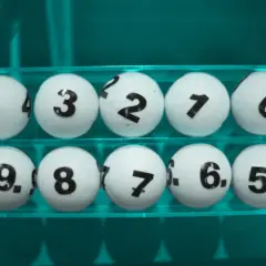 Kulki z numerami 4, 3, 2, 1, 0, 9, 8, 7, 6, 5. Może to podpowiedź, jak grać w totolotka żeby wygrać?