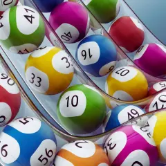 Kolorowe kule lotto wpadają do maszyny. Czy nagroda w loterii pożyczkowej jest zwolniona z podatku od wzbogacenia?