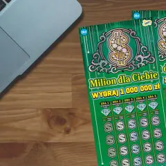 Prawdziwa historia polaka który wygrał milion złotych w zdrapce za 5 zł. Dwie zielone zdrapki Lotto "Milion dla Ciebie" leżą obok laptopa.