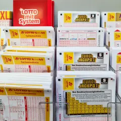 Stoisko z kuponami lotto, w tym Eurojackpot. Czy zwycięzca Eurojackpot może liczyć na darmową pomoc prawną od organizatora? Nie wiadomo, ale kupony są gotowe do gry.